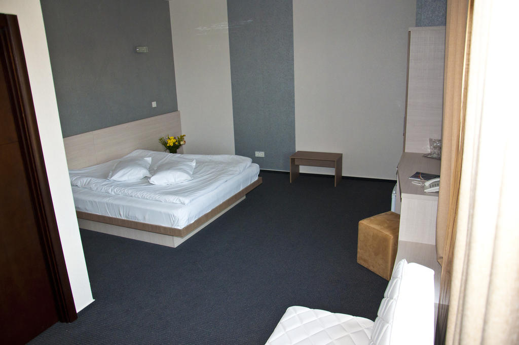 Albert Hotel Ploieşti Exteriör bild