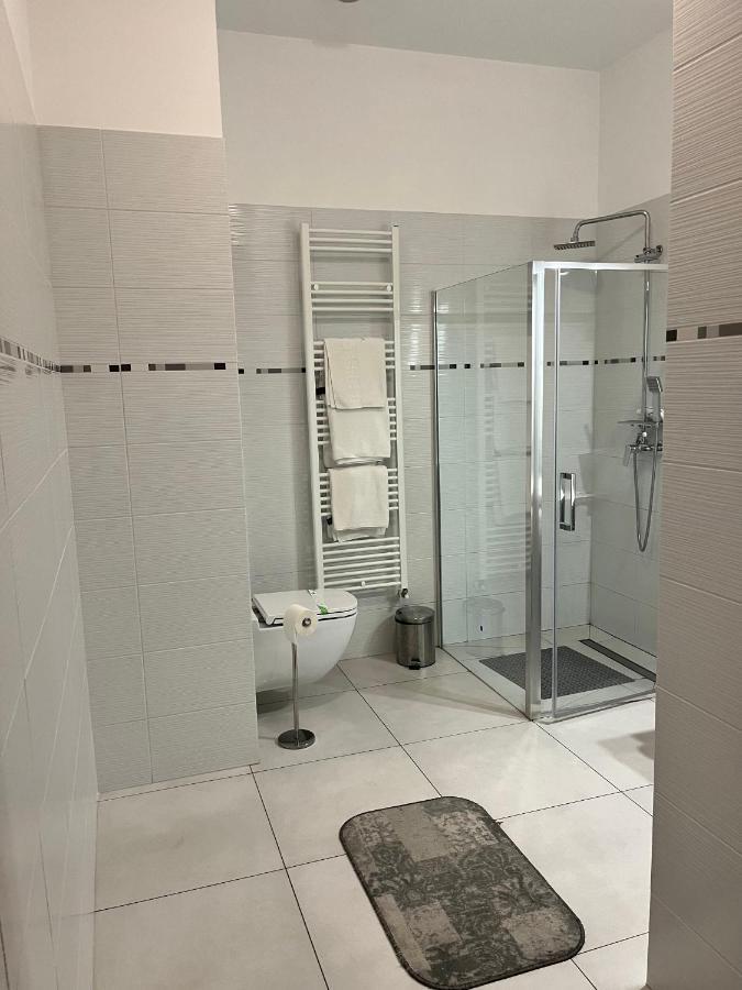 Albert Hotel Ploieşti Exteriör bild