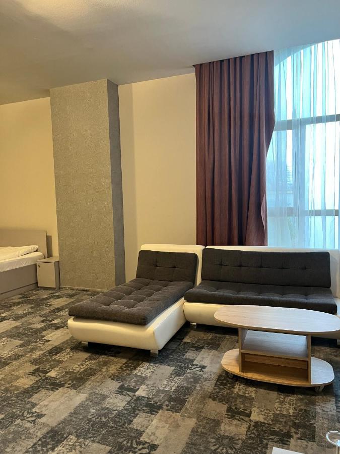 Albert Hotel Ploieşti Exteriör bild