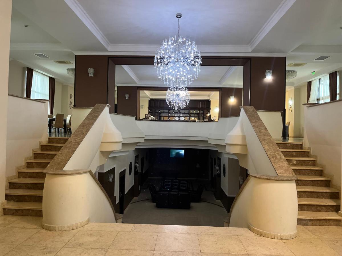 Albert Hotel Ploieşti Exteriör bild