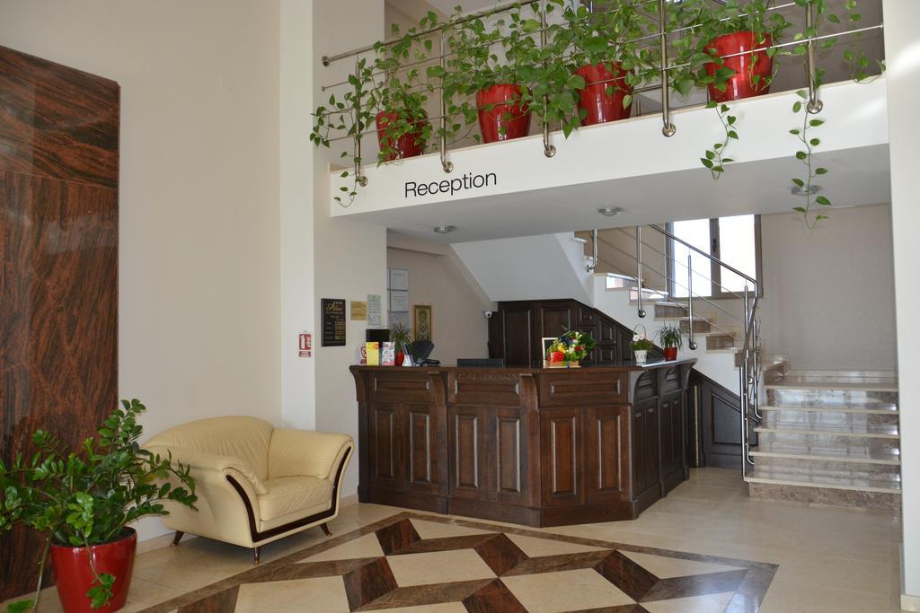 Albert Hotel Ploieşti Exteriör bild