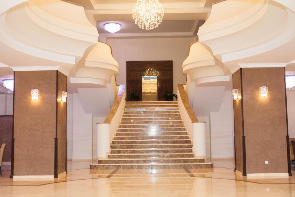 Albert Hotel Ploieşti Exteriör bild