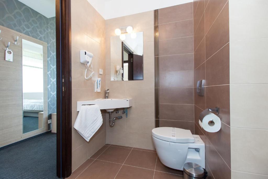 Albert Hotel Ploieşti Exteriör bild